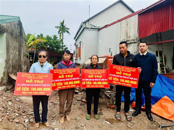 MTTQ thành phố Hải Phòng trao hỗ trợ xây dựng Nhà Đại đoàn kết cho hộ nghèo, cận nghèo tại xã Chí Minh

