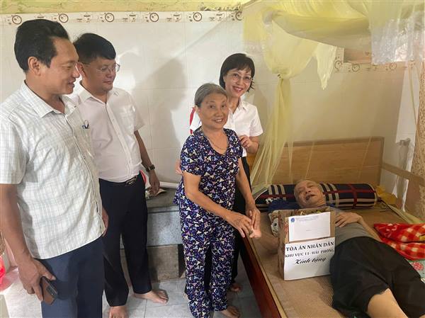 Tòa án Nhân dân khu vực 11- TP Hải Phòng thăm 
và tặng quà người có công ở xã Chí Minh

