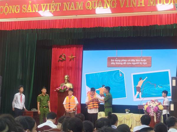 Đoàn thanh niên xã Chí Minh tổ chức hoạt động hè ý nghĩa cho thiếu nhi gắn với tuyên truyền pháp luật và kỹ năng phòng tránh tai nạn