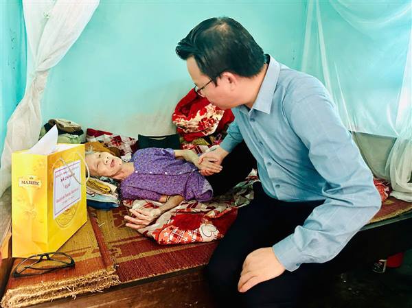 Lãnh đạo xã Chí Minh thăm hỏi, tặng quà các gia đình chính sách nhân kỷ niệm 78 năm Ngày Thương binh – Liệt sĩ