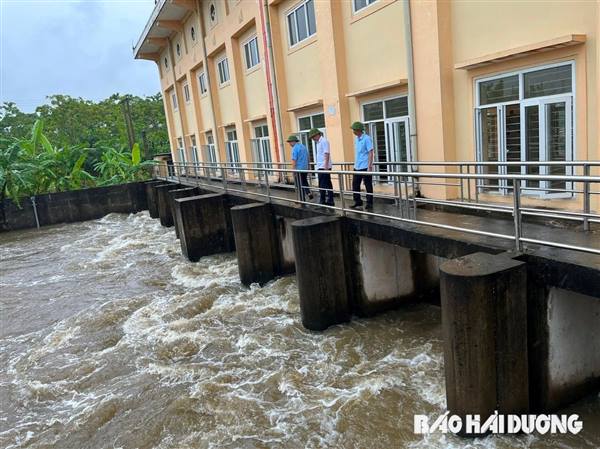 Chủ động tháo gạn nước để phòng chống ngập úng
 do ảnh hưởng của bão số 5

