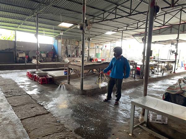 XÃ CHÍ MINH TỔ CHỨC PHUN TIÊU ĐỘC, KHỬ TRÙNG PHÒNG CHỐNG DỊCH BỆNH ĐỘNG VẬT