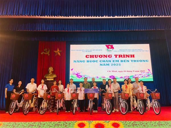 Đoàn TN xã phối hợp trao tặng 10 chiếc xe đạp cho học sinh có hoàn cảnh khó khăn
