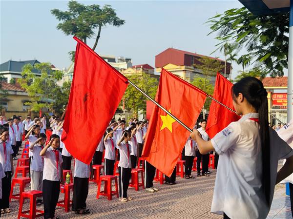 Không khí rộn ràng trong buổi học đầu tiên 
năm học mới 2025-2026 tại xã Chí Minh
