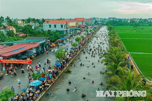 Sôi nổi Hội đùa nơm ở xã Chí Minh