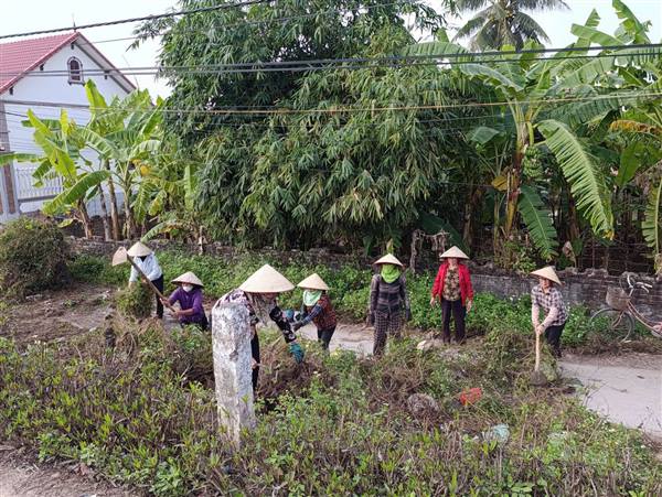 Chi hội Phụ nữ thôn An Lao, An Định ra quân vệ sinh môi trường, gây quỹ chào mừng thành công Đại hội Đảng lần thứ XIV