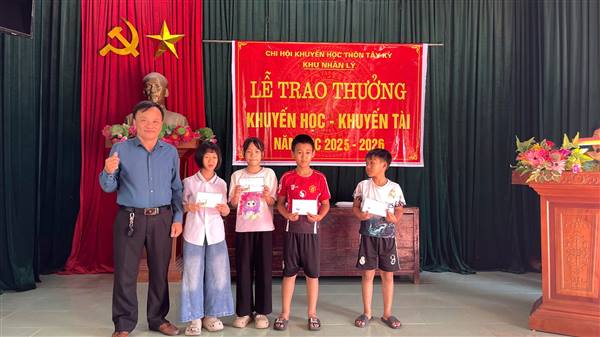 Chi hội khuyến học thôn Tây Kỳ khen thưởng

 trên 100 học sinh giỏi