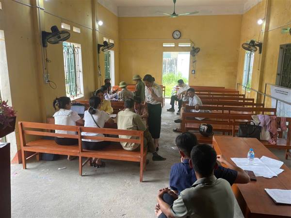 Thuế cơ sở 12 hỗ trợ người dân xã Chí Minh nộp thuế sử dụng đất phi nông nghiệp