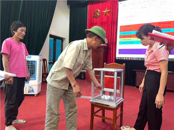 Xã Chí Minh tổ chức bốc thăm xác định vị trí phần mộ tại hai khu nghĩa trang mới