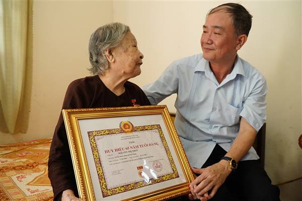 Xã Chí Minh quy định mức chi thăm Tết đối với cán bộ nghỉ hưu thuộc diện Ban Thường vụ Đảng ủy xã quản lý