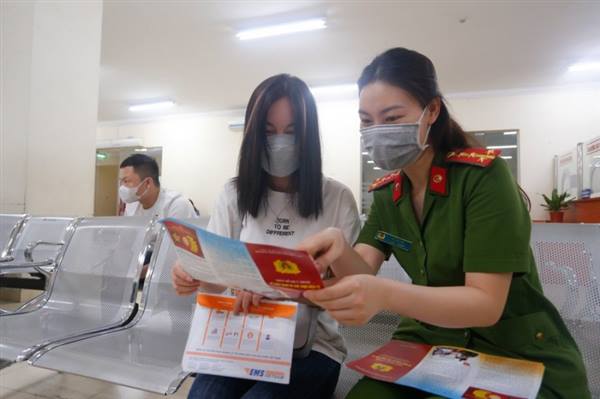 Công an xã Chí Minh cấp CCCD và định danh điện tử mức độ 2 cho người dân