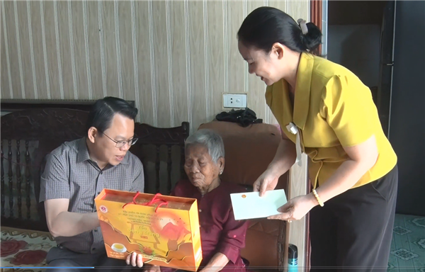 Xã Chí Minh thăm, tặng quà của lãnh đạo Đảng, Nhà nươc, lãnh đạo thành phố Hải Phòng cho mẹ Việt Nam Anh hùng nhân dịp 30/4