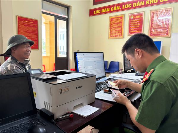 THÔNG BÁO Về việc nhận giấy phép lái xe bản cứng