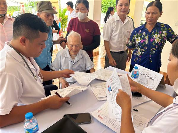 172 người cao tuổi được khám sức khỏe định kỳ