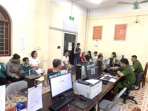 Công an xã Chí Minh đẩy mạnh hướng dẫn cấp căn cước và định danh điện tử mức độ 2 cho người dân