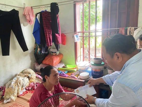 HỘI NÔNG DÂN XÃ THĂM HỎI, ĐỘNG VIÊN HỘI VIÊN TIÊU BIỂU VÀ TRAO QUÀ CHO HỘI VIÊN CÓ HOÀN CẢNH KHÓ KHĂN
