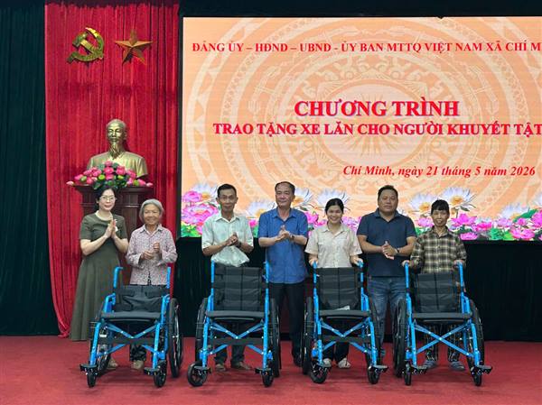Xã Chí Minh trao tặng xe lăn cho các hoàn cảnh đặc biệt khó khăn trên địa bàn xã