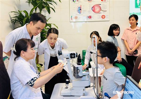 Báo động tật khúc xạ học đường