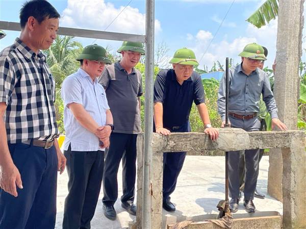 Đồng chí Đỗ Thành Trung, Phó Bí thư Thành ủy, Chủ tịch UBND thành phố kiểm tra thực tế mô hình lúa rươi hữu cơ và công tác phòng, chống thiên tai tại xã Chí Minh