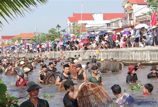 NGÀY HỘI LÚA RƯƠI HỮU CƠ – TỪ GIÁ TRỊ QUÊ HƯƠNG ĐẾN ĐỒNG THUẬN XÂY DỰNG NHỮNG CỘNG ĐỒNG DÂN CƯ MỚI Ở XÃ CHÍ MINH