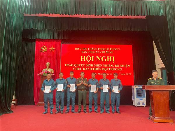 Ban CHQS xã Chí Minh công bố quyết định miễn nhiệm, bổ nhiệm Thôn đội trưởng sau sắp xếp đơn vị hành chính