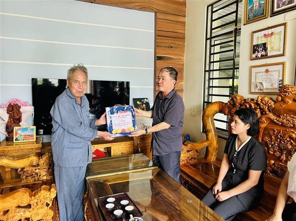 Đồng chí Bí thư Đảng ủy xã Chí Minh thăm, tặng quà thương binh, bệnh binh nhân dịp Kỷ niệm 79 năm Ngày Thương binh - Liệt sĩ 27/7