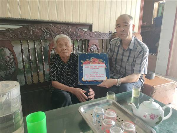 Lãnh đạo HĐND, UBND xã thăm tặng quà cho mẹ VNAH và gia đình chính sách, người có công nhân kỷ niệm 79 năm Ngày Thương binh - Liệt sĩ (27/7/1947 - 27/7/2026)