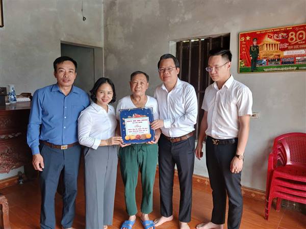 Chủ tịch UBND xã thăm, tặng quà gia đình người có công với cách mạng nhân dịp 27/7