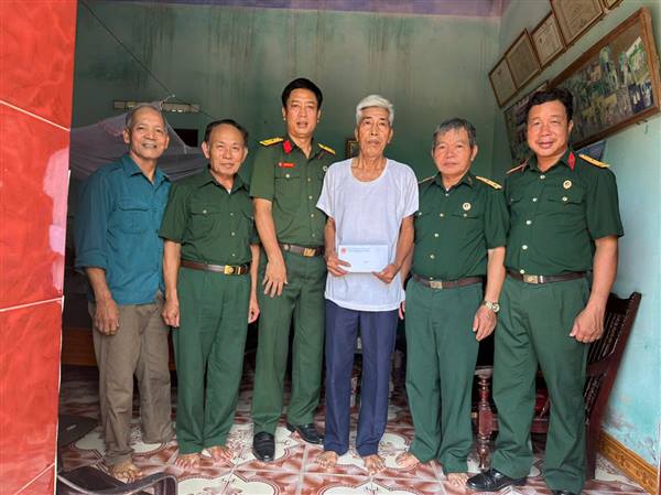 Hội Cựu chiến binh xã Chí Minh thăm, tặng quà hội viên gia đình chính sách có hoàn cảnh khó khăn nhân kỷ niệm 79 năm Ngày Thương binh - Liệt sĩ 27/7