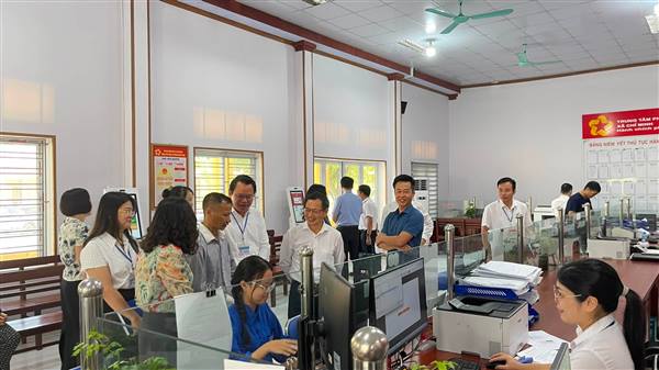 Đoàn giám sát Ủy ban MTTQ Việt Nam thành phố làm việc tại xã Chí Minh về hoạt động Trung tâm Phục vụ hành chính công