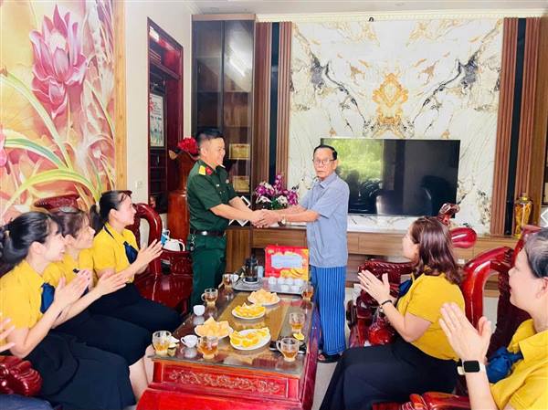 Trường THCS Văn Tố và Trường Mầm non Văn Tố tri ân các gia đình chính sách nhân kỷ niệm 79 năm Ngày Thương binh - Liệt sĩ