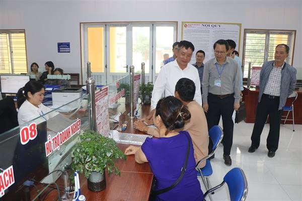 Đẩy mạnh chuyển đổi số, xây dựng chính quyền số gắn với phục vụ người dân