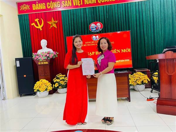 Chi bộ Trường Mầm non Văn Tố kết nạp 2 đảng viên mới