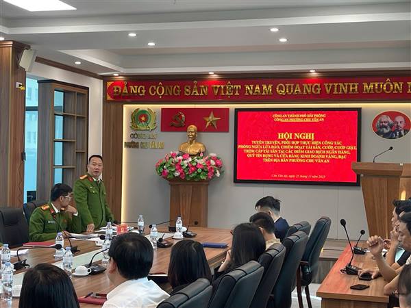 Công an phường Chu Văn An tổ chức hội nghị tuyên truyền phòng ngừa tội phạm tại các điểm giao dịch tài chính