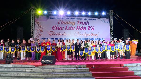 ĐÊM GIAO LƯU DÂN VŨ “GẮN KẾT YÊU THƯƠNG” – SẮC MÀU SÔI ĐỘNG TẠI QUẢNG TRƯỜNG SAO ĐỎ