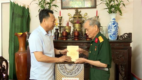THƯỜNG TRỰC ĐẢNG ỦY PHƯỜNG CHU VĂN AN THĂM, TẶNG QUÀ  MẸ VIỆT NAM ANH HÙNG, ANH HÙNG LLVT NHÂN DỊP KỶ NIỆM 80  QUỐC KHÁNH 2/9