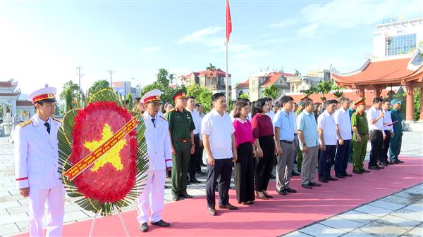 Phường Chu Văn An tổ chức Lễ dâng hương tưởng niệm các Anh hùng Liệt sĩ nhân dịp kỷ niệm 80 năm Quốc khánh 2/9