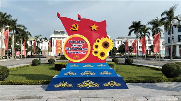 Phường Chu Văn An rực rỡ cờ hoa, băng rôn, pano chào mừng Đại hội Đảng bộ thành phố Hải Phòng lần thứ nhất, nhiệm kỳ 2025-2030