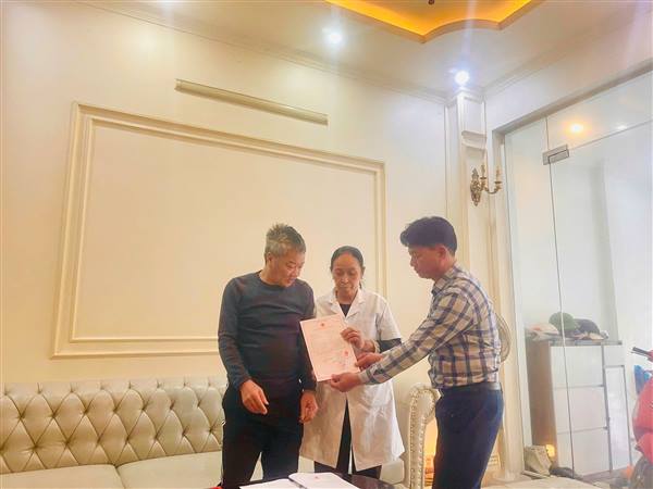 TRUNG TÂM PHỤC VỤ HÀNH CHÍNH CÔNG PHƯỜNG CHU VĂN AN GIẢI QUYẾT THỦ TỤC HÀNH CHÍNH TẠI NHÀ CHO NGƯỜI CAO TUỔI, ĐI LẠI KHÓ KHĂN.