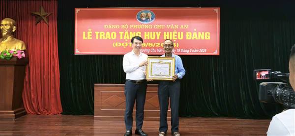 ĐẢNG BỘ PHƯỜNG CHU VĂN AN TRANG TRỌNG TỔ CHỨC LỄ TRAO TẶNG HUY HIỆU ĐẢNG ĐỢT 19/5/2026 
