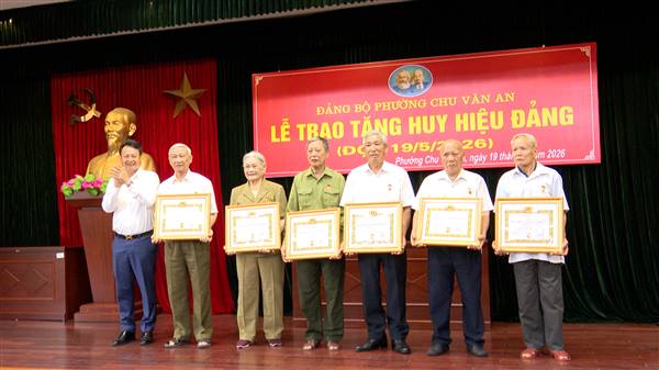 ĐẢNG ỦY PHƯỜNG CHU VĂN AN LONG TRỌNG TỔ CHỨC LỄ TRAO HUY HIỆU ĐẢNG ĐỢT 19/5/2026