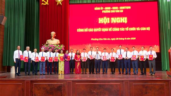 PHƯỜNG CHU VĂN AN CÔNG BỐ CÁC QUYẾT ĐỊNH SẮP XẾP, KIỆN TOÀN TỔ CHỨC CHI BỘ, TỔ DÂN PHỐ