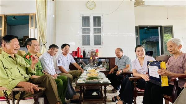 Xã Đại Sơn tổ chức thăm, tặng quà người cao tuổi