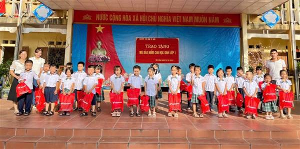 Trường Tiểu học Kỳ Sơn phối hợp với Công ty Honda Việt Nam tổ chức chương trình “Trao tặng mũ bảo hiểm cho học sinh lớp 1 năm học 2025–2026
