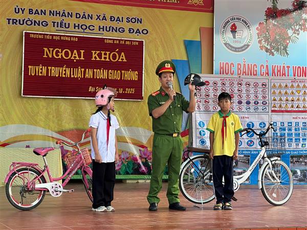 Trường Tiểu học Hưng Đạo tổ chức buổi ngoại khóa tuyên truyền, giáo dục pháp luật về an toàn giao thông 