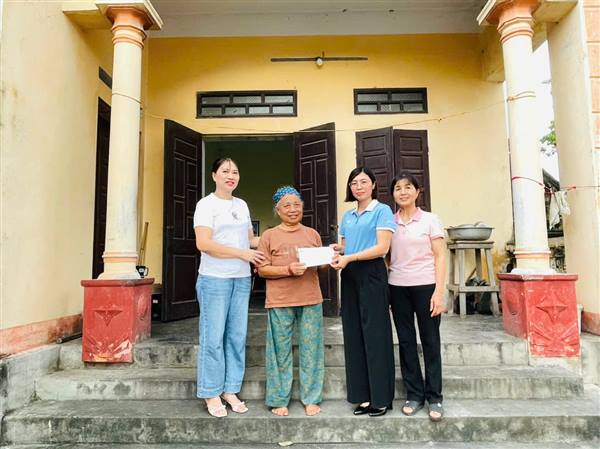 Hội Liên hiệp Phụ nữ xã Đại Sơn trao quà cho hội viên có hoàn cảnh khó khăn nhân dịp 20/10