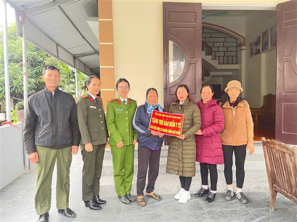 Hội Liên hiệp Phụ nữ xã Đại Sơn đã tổ chức chương trình trao tặng thẻ bảo hiểm y tế cho các hội viên có hoàn cảnh khó khăn