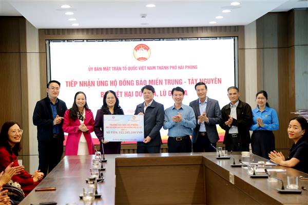 Ủy ban MTTQ Việt Nam thành phố tiếp nhận ủng hộ đồng bào miền Trung – Tây Nguyên bị thiệt hại do mưa lũ