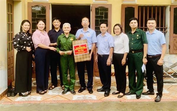 Hội CCB Thành phố Hải Phòng thăm, tặng quà hội viên khó khăn, già yếu ở xã Đại Sơn