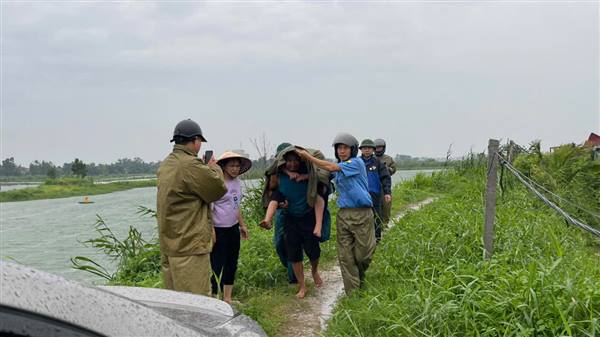 Chủ động ứng phó bão số 3: Xã Đại Sơn khẩn trương di dời dân vùng ngoài đê đến nơi an toàn